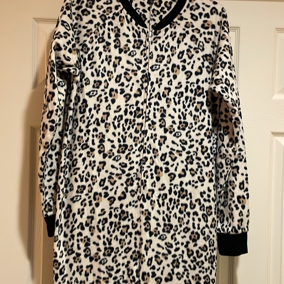 Cozy Zoe leopard onsie size large - Picture 3 of 9